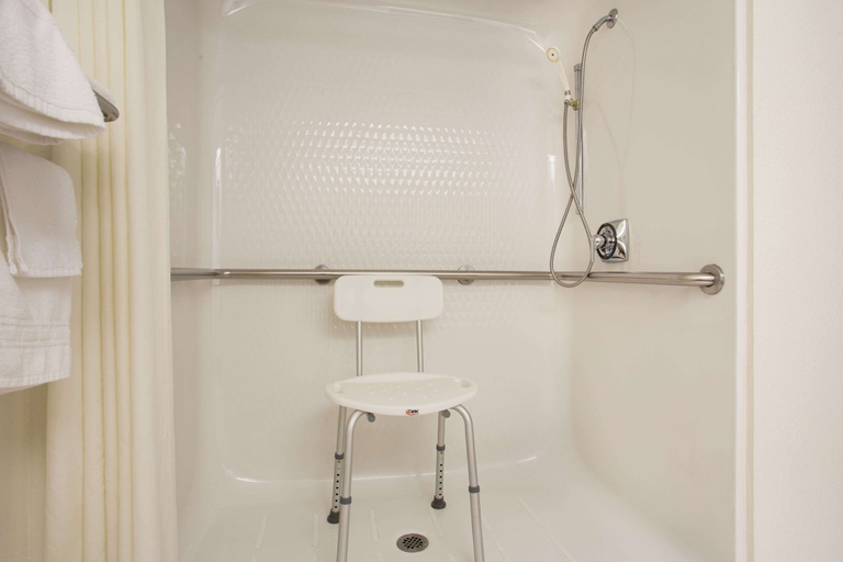 Bathroom 3, Super 8 by Wyndham New Hampton, Chickasaw