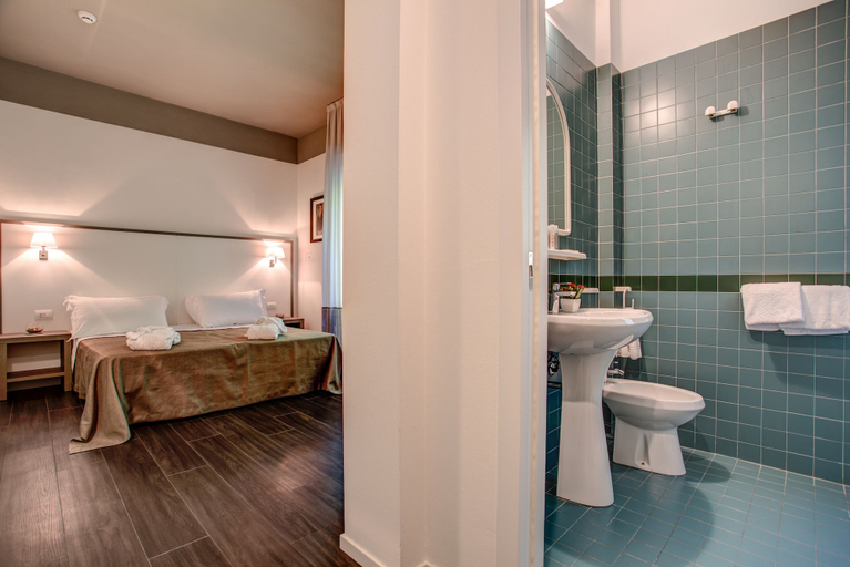 Bathroom 5, Hotel Cristallo, Rimini