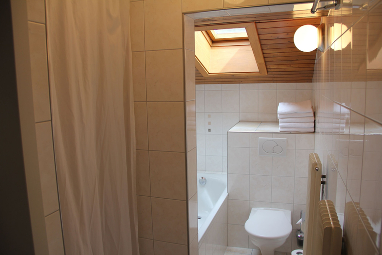 Bathroom 4, Pension Heino, Visp
