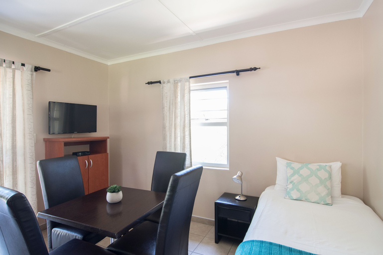 Bedroom 3, Arebbusch Travel Lodge, Windhoek East