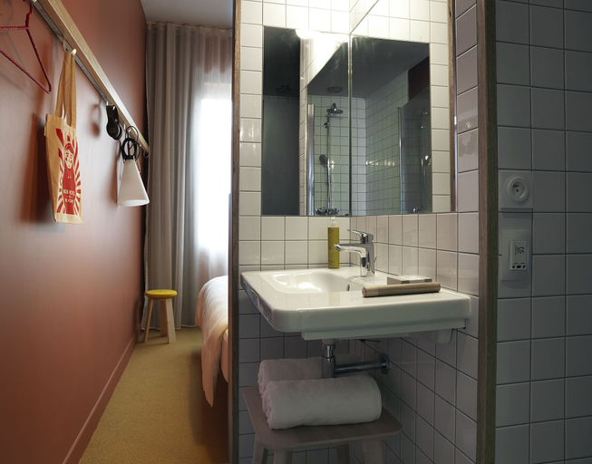 Bathroom 4, Mob Hotel Paris les Puces, Seine-Saint-Denis