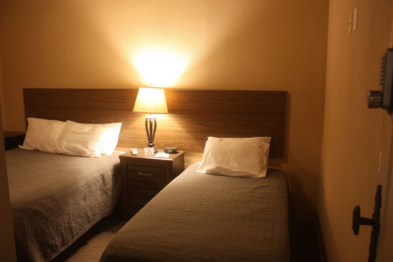 Bedroom 2, Old School Motel RV, Divide