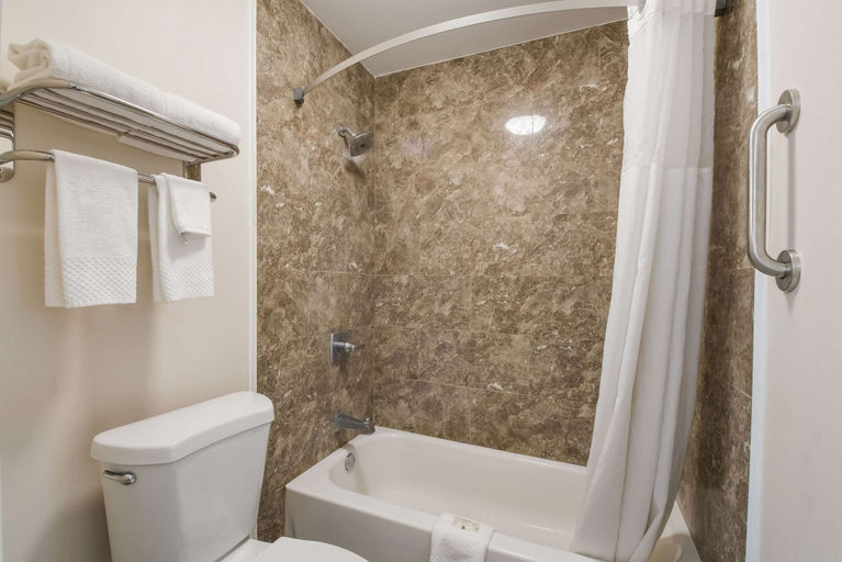 Bathroom 3, Quality Inn Decherd - Winchester, Franklin