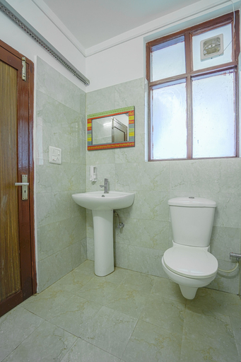 Bathroom, Kia Kasauli Chalet 3 BHK by Dumnu Homes, Solan