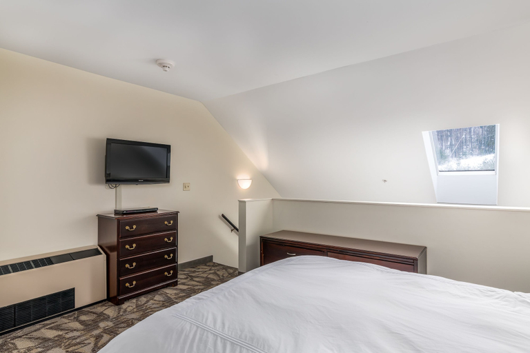 Bedroom 4, Grand Summit Hotel at Attitash, Carroll