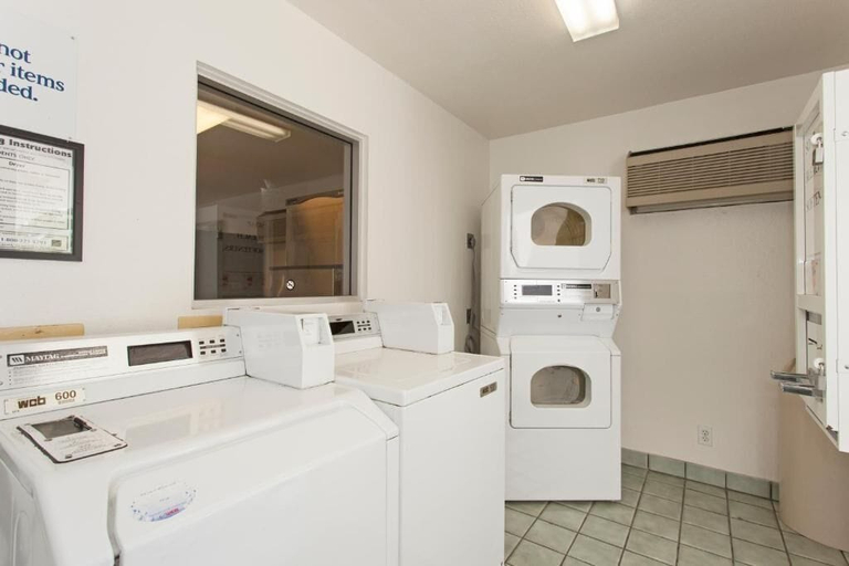 Bathroom, Hi-Wheel Flats, Yolo