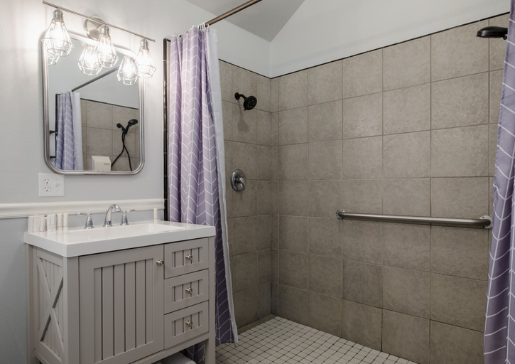 Bathroom 5, Hounds Tooth Inn, Madera