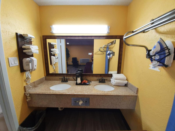 Bathroom 4, Chaparral Motel, Lavaca