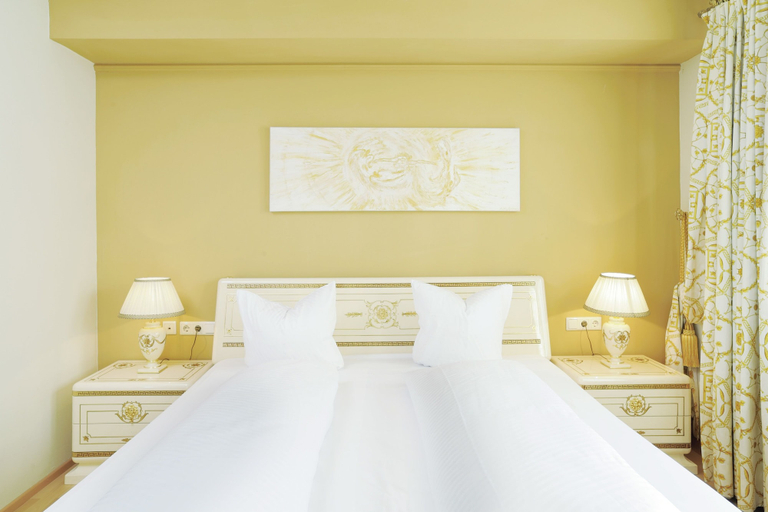 Bedroom 3, Hotel Schwarzer Adler, Innsbruck