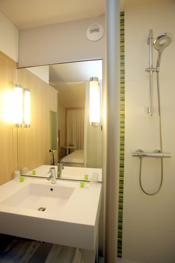 Bathroom 4, ibis Styles Nantes Rezé Aéroport, Loire-Atlantique
