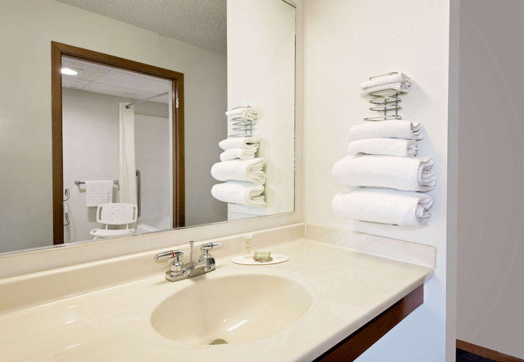 Bathroom 4, Super 8 by Wyndham Centerville, Appanoose