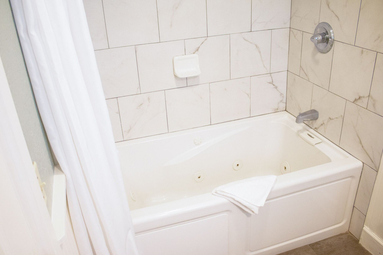 Bathroom 5, Ocean Echo Inn and Beach Cottages, Santa Cruz