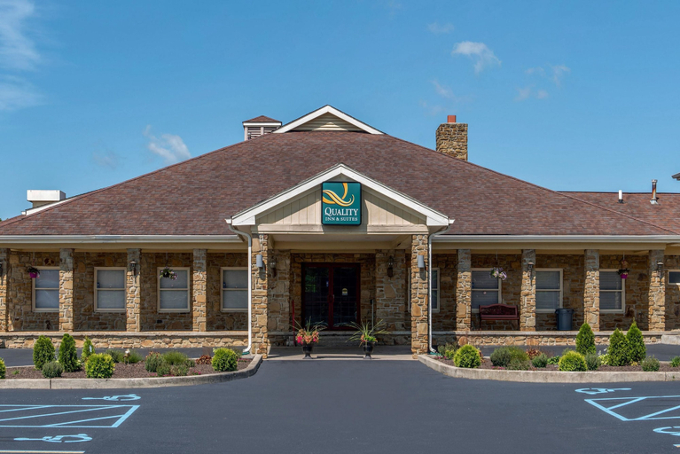 Exterior & Views 2, Quality Inn & Suites Bedford, Lawrence