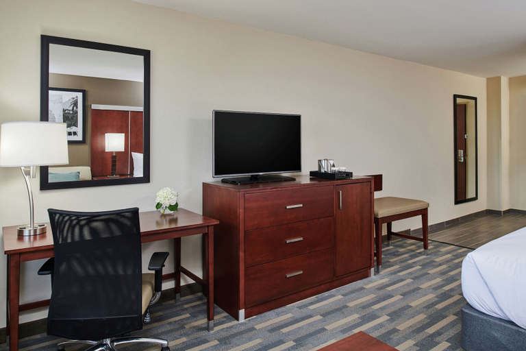 Bedroom 4, DoubleTree by Hilton Raleigh Crabtree Valley, Wake