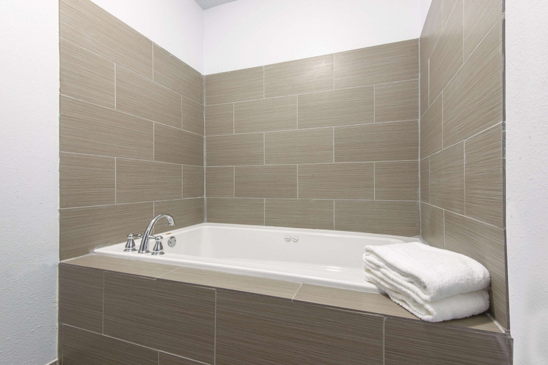 Bathroom 4, La Quinta Inn & Suites by Wyndham Guthrie, Logan