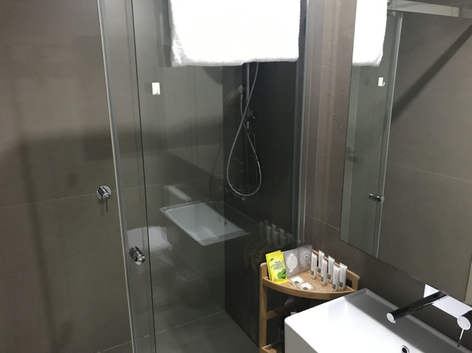 Bathroom 4, Winston Apartments, Melbourne