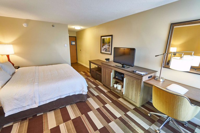Bedroom 3, Hampton Inn Uniontown, Fayette
