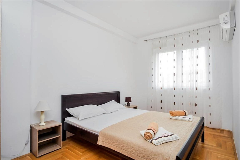 Bedroom 2, EMA Lux