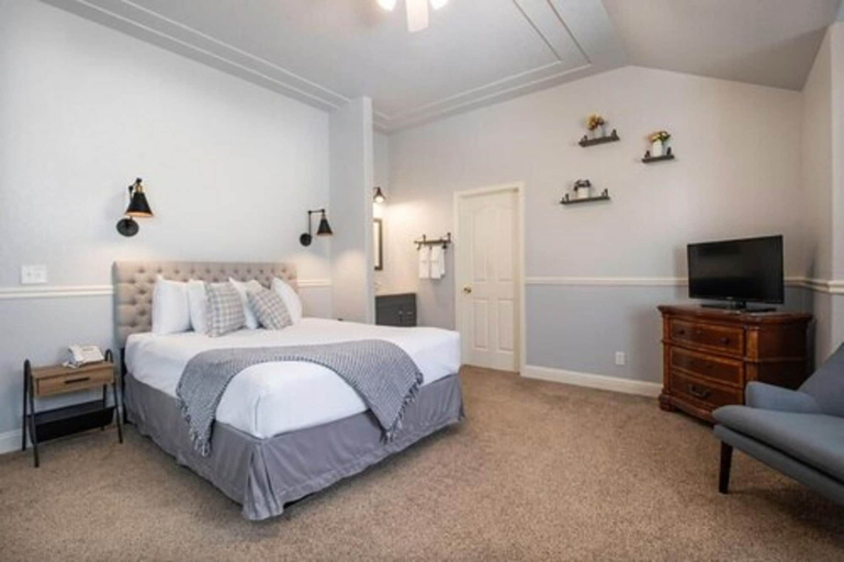 Bedroom 4, Hounds Tooth Inn, Madera