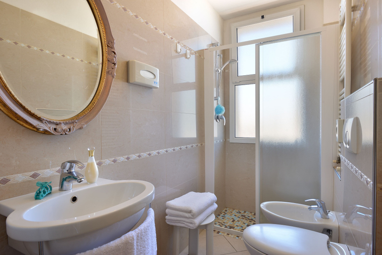 Bathroom 5, Hotel Elisir, Rimini
