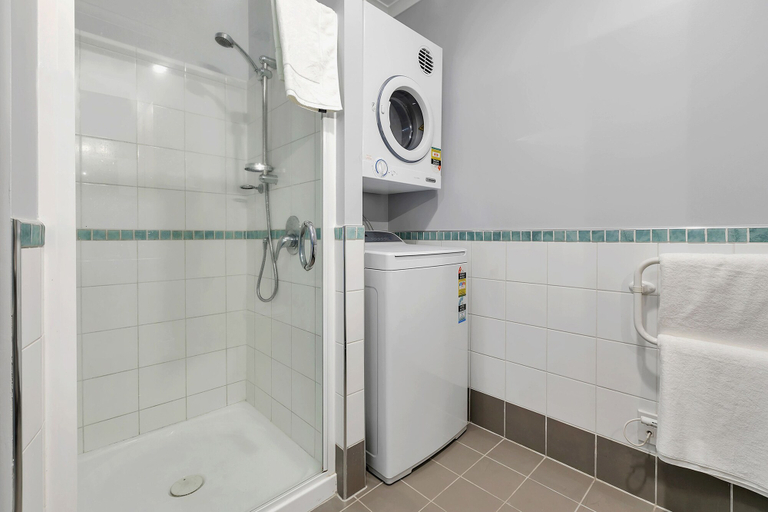 Bathroom, Deluxe Waterfront & City Apartment, Waitakere