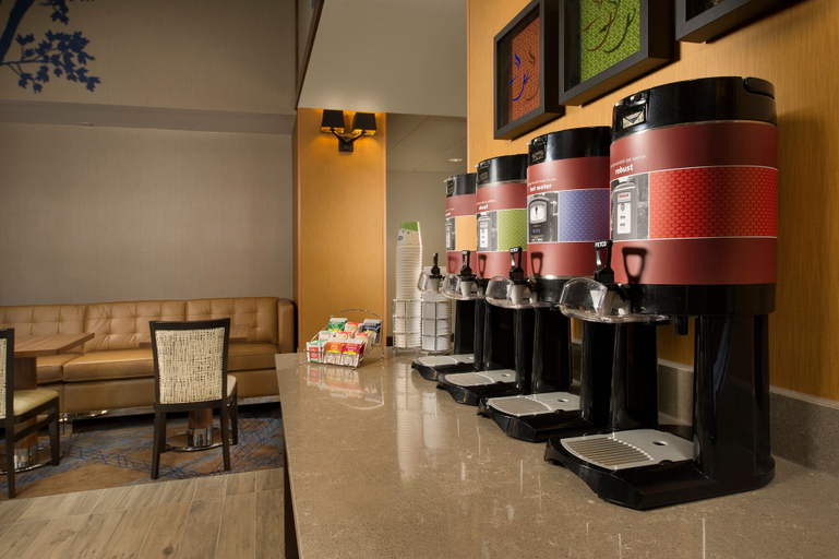 Food & Drinks 5, Hampton Inn & Suites Baltimore/Woodlawn, Baltimore