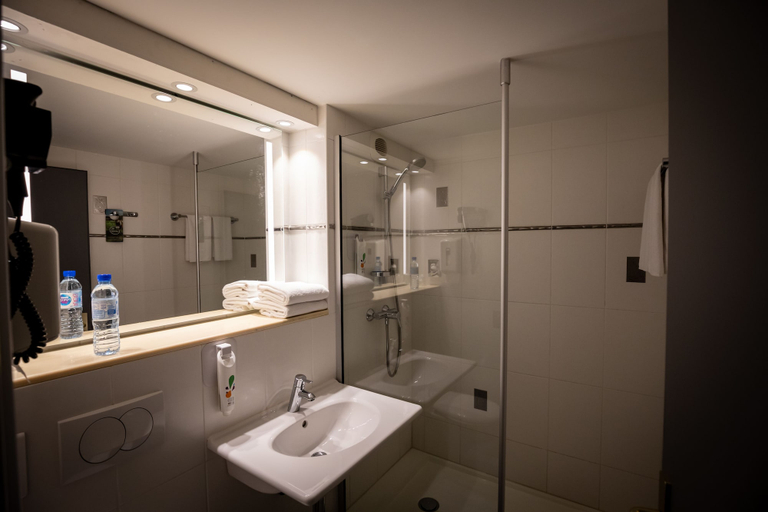 Bathroom 4, ibis Styles Douai Gare Gayant Expo, Nord