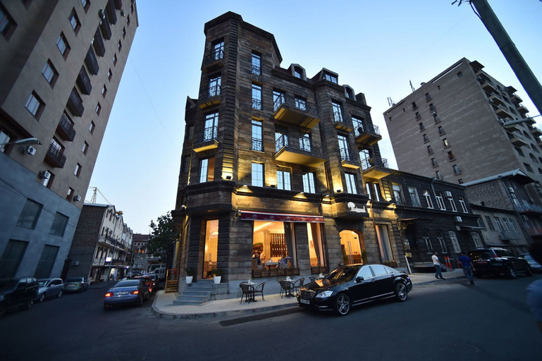 Exterior & Views
