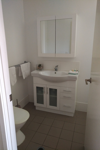 Bathroom 4, Airlie Central Apartments, Whitsunday