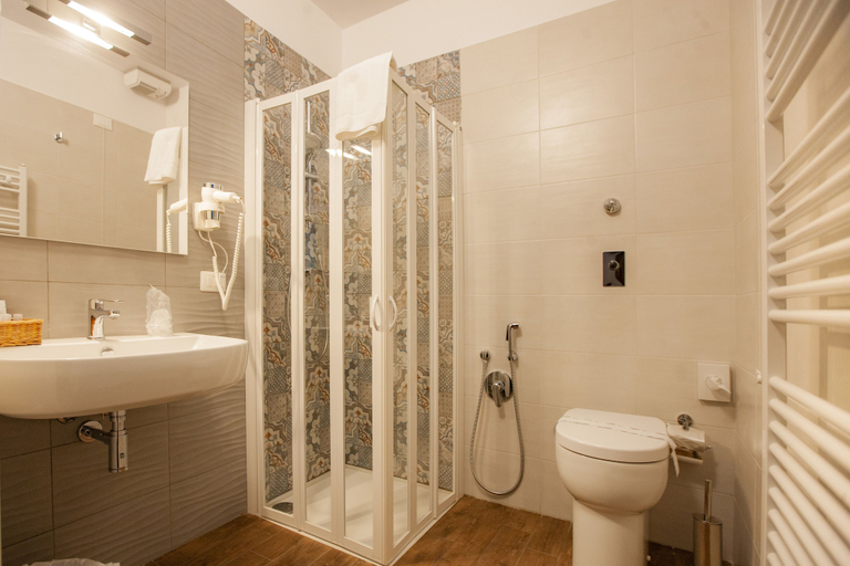 Bathroom 5, Il Carmine, Trapani