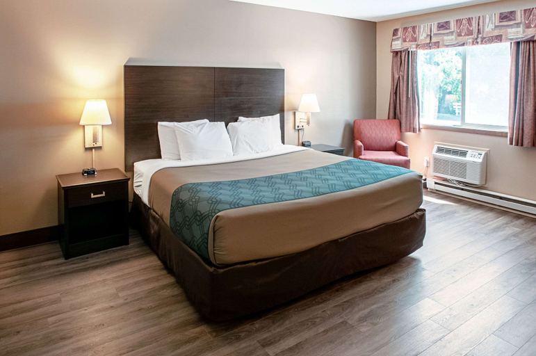 Bedroom 3, Econo Lodge Menomonie On The Bay, Lake Michigan