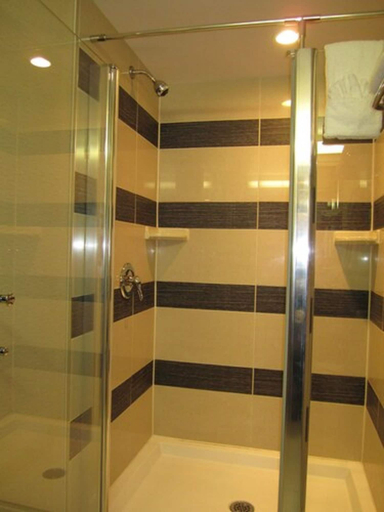 Bathroom 4, Comfort Suites Downtown, Montréal