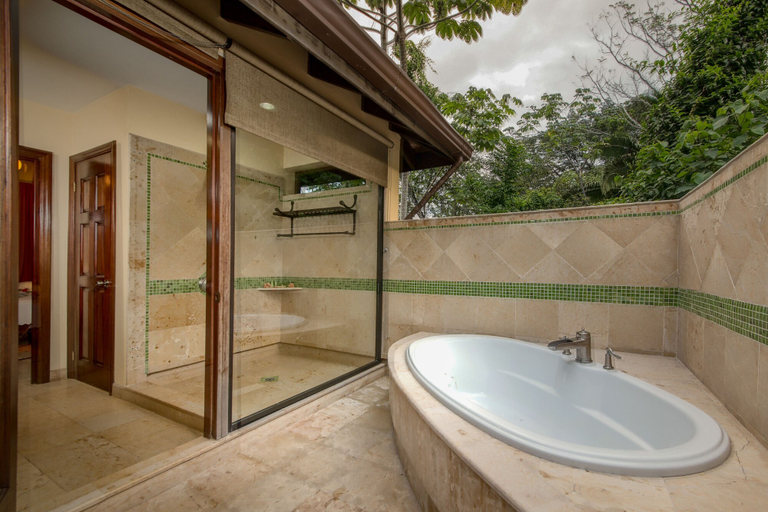Bathroom 5, Sleeping Giant Rainforest Lodge