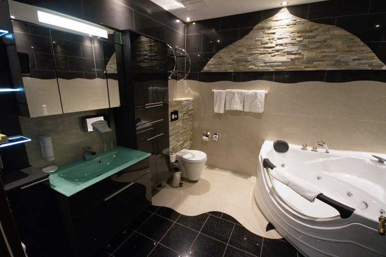 Bathroom 5, Atlas Grand Hotel, Garmisch-Partenkirchen