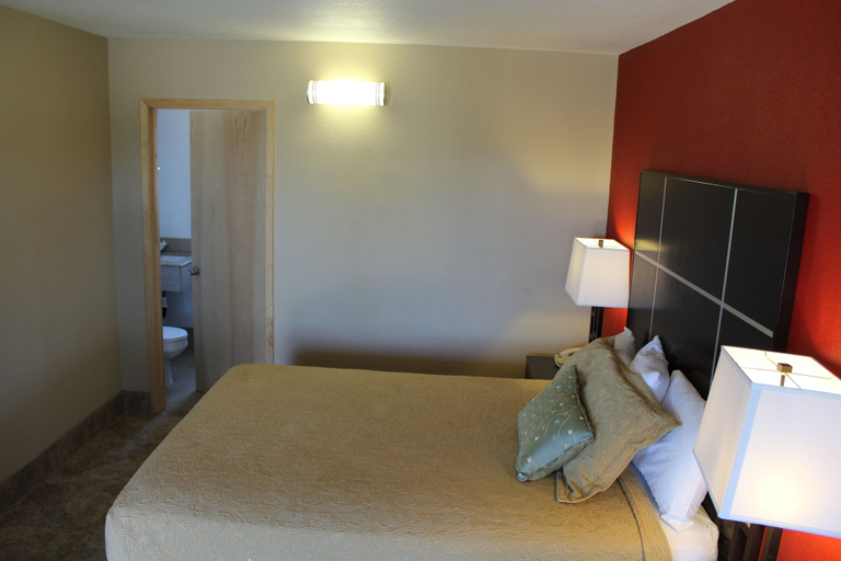 Bedroom 2, Harbor Inn & Suites, San Diego
