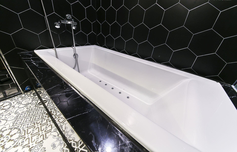 Bathroom 3, California Hotel, Guri