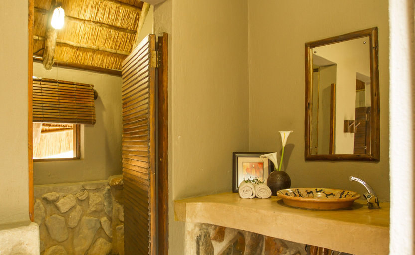 Bathroom 2, LittleBush Private Lodge, Mopani
