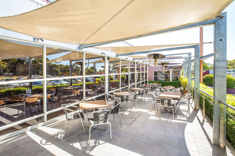 Food & Drinks 5, Nightcap at Sandown Park Hotel, Melbourne