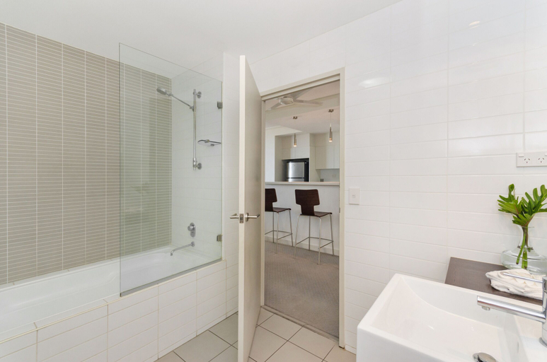 Bathroom 5, Dalgety Apartments, City