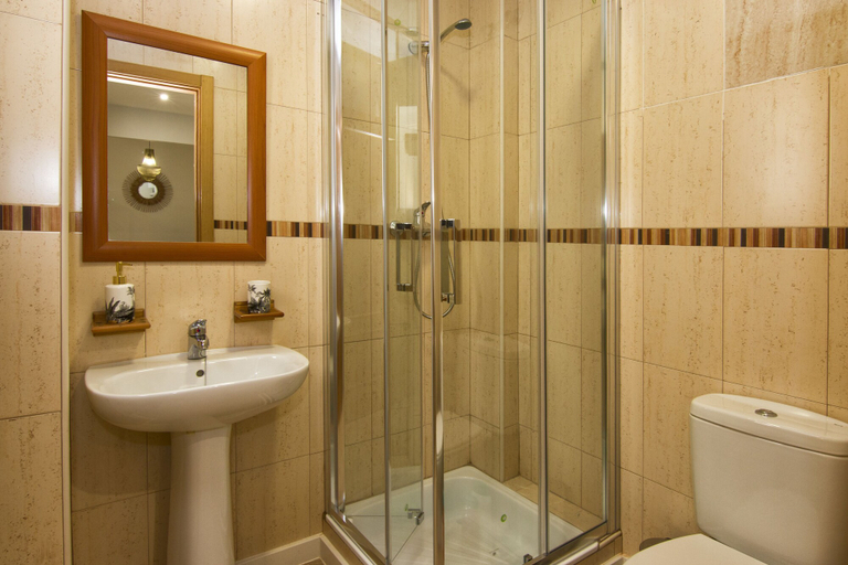 Bathroom 3, Los Lobos Apartamentos, Granada