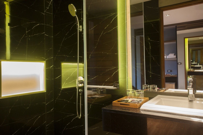 Bathroom 5, The Glory Gold Hotel, Takua Pa