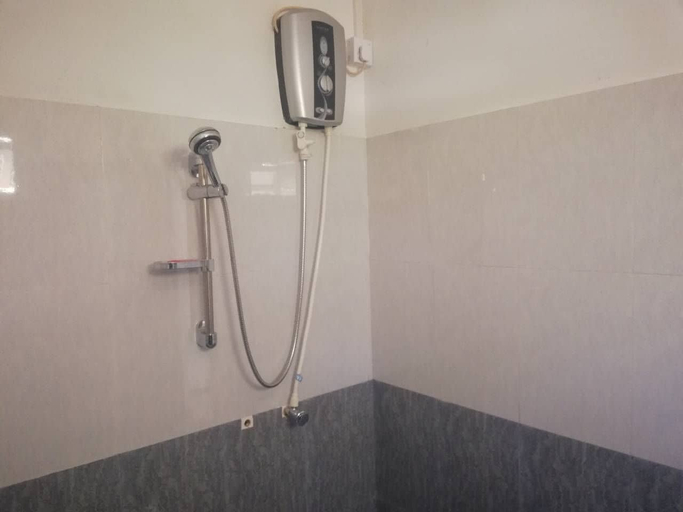 Bathroom 3, N.L.I. Guest House, Hingurakgoda