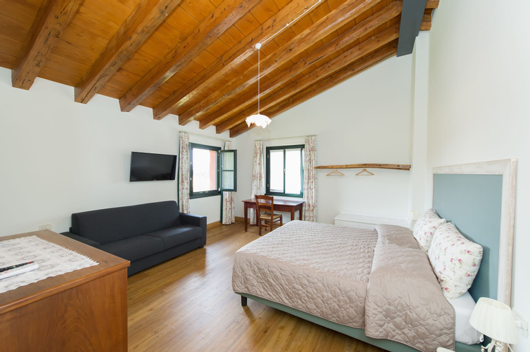 Bedroom 4, Alloggio Agrituristico Albafiorita, Udine