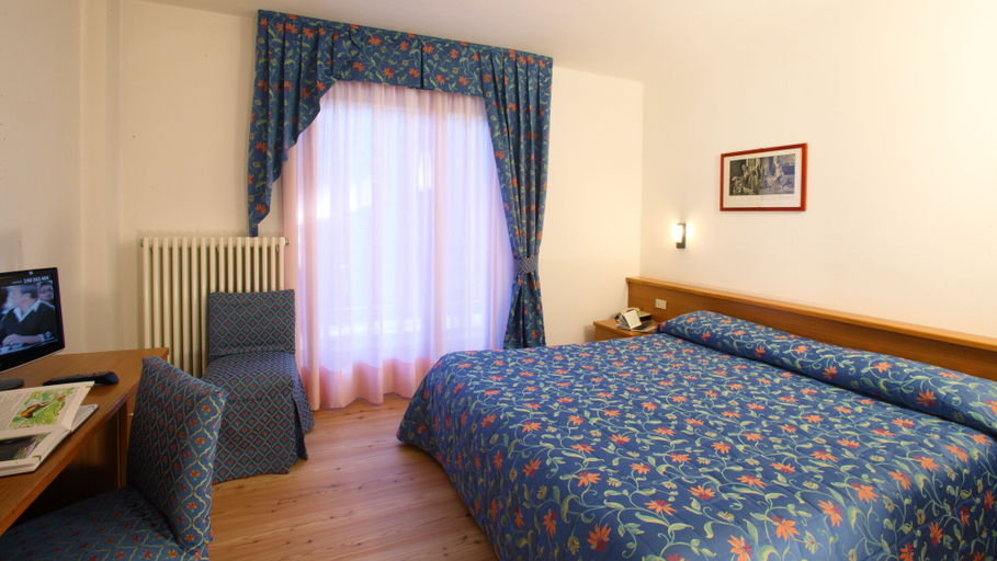 Bedroom 3, Hotel Garni Lago Nembia, Trento