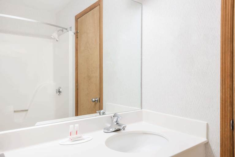 Bathroom 4, Howard Johnson by Wyndham Lenox, Berkshire