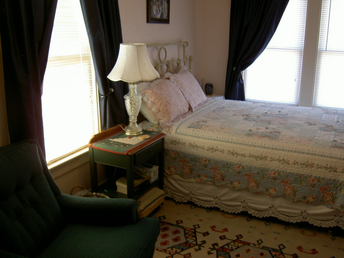 Bedroom 2, Gallagher's Irish Rose, Carbon