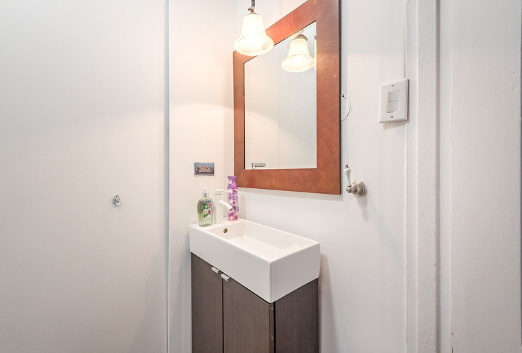 Bathroom 2, Beautiful 6BR Apt Near Olympic Stadium, Montréal