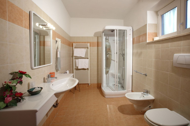 Bathroom, Hotel Zurigo, Trento
