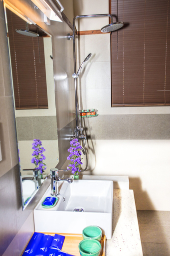 Bathroom 3, Amora Lagoon, Katana
