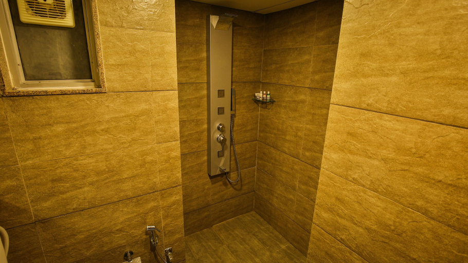 Bathroom 4, The Weekend Address, Surat